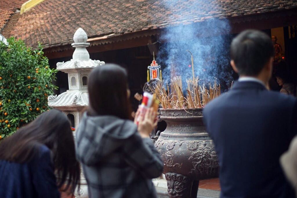 Mơ đi chùa thắp nhang